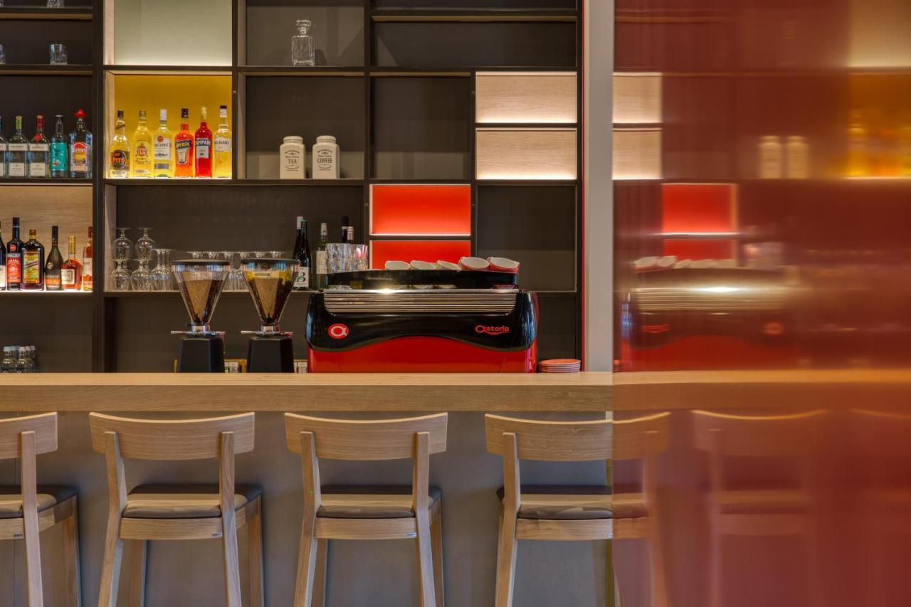 Intercityhotel Berlin Airport Ber Terminal 1 & 2 シェーネフェルト エクステリア 写真 The bar of the hotel