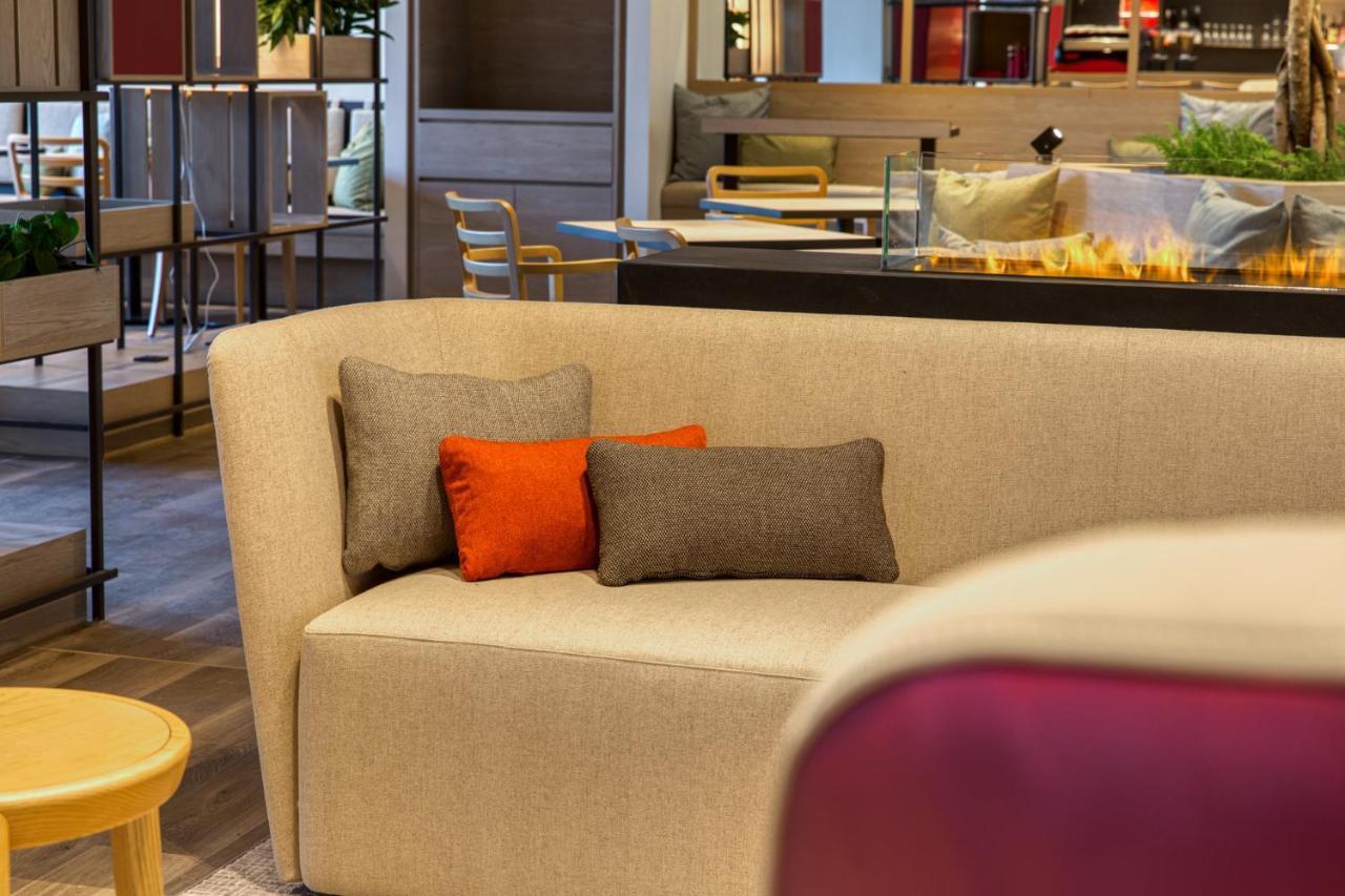 Intercityhotel Berlin Airport Ber Terminal 1 & 2 シェーネフェルト エクステリア 写真 "The sofa is a sofa"