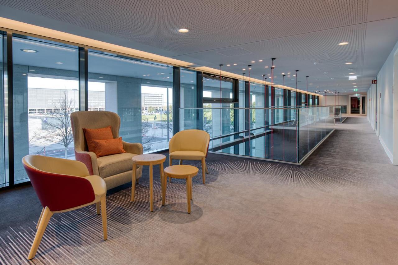 Intercityhotel Berlin Airport Ber Terminal 1 & 2 シェーネフェルト エクステリア 写真 The interior of the building
