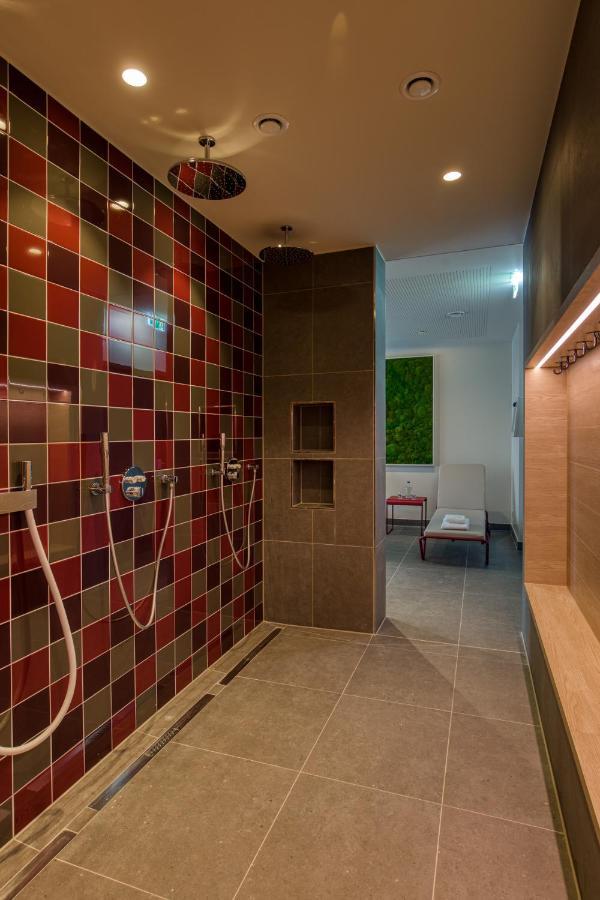 Intercityhotel Berlin Airport Ber Terminal 1 & 2 シェーネフェルト エクステリア 写真 Shower room