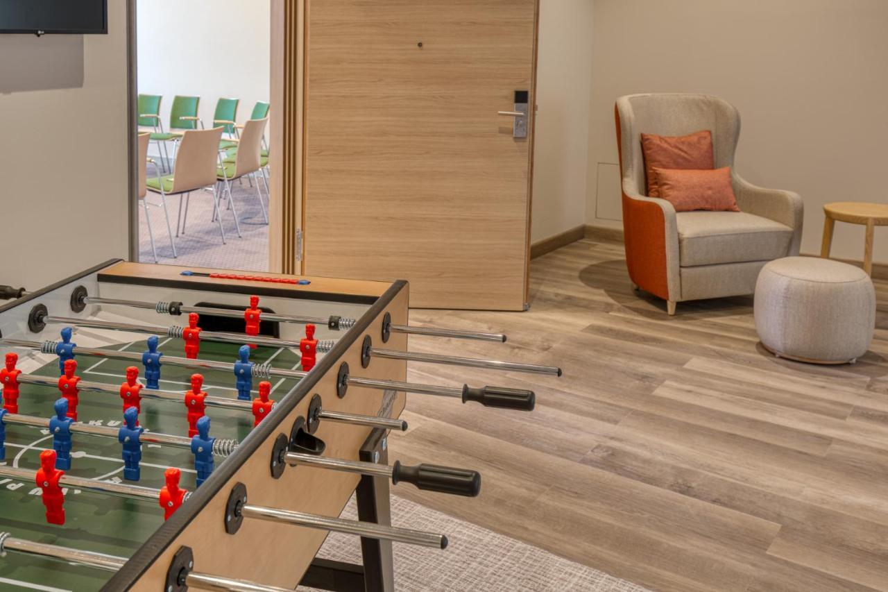 Intercityhotel Berlin Airport Ber Terminal 1 & 2 シェーネフェルト エクステリア 写真 The table football table in the room