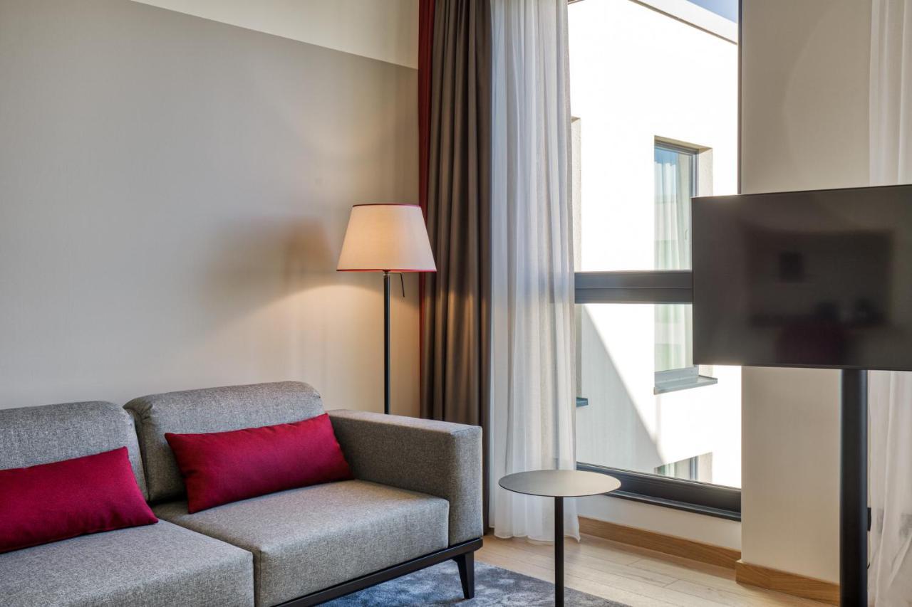 Intercityhotel Berlin Airport Ber Terminal 1 & 2 シェーネフェルト エクステリア 写真 The interior of a room at the hotel